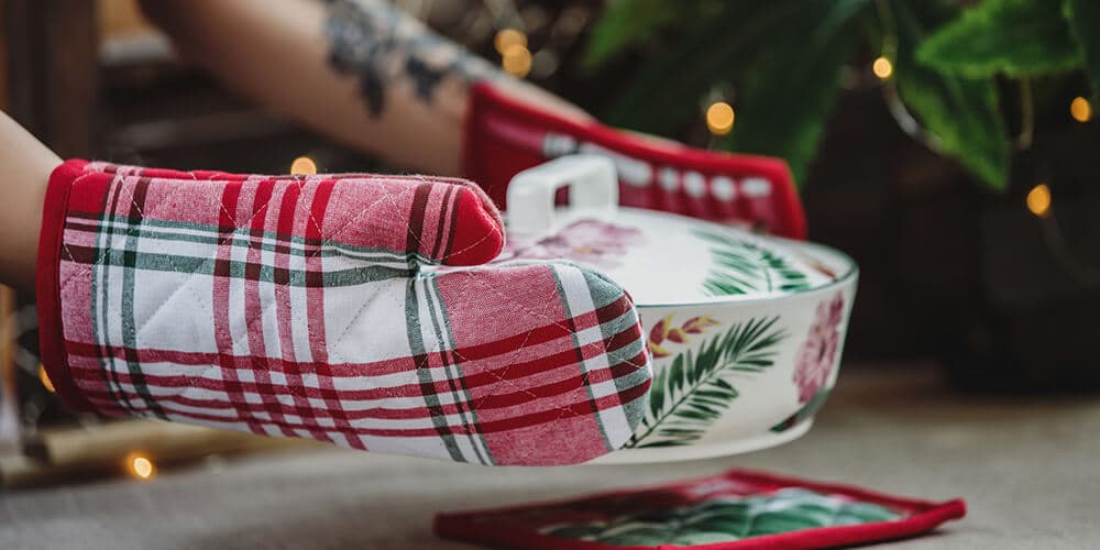 Considerations When Choosing Oven Mitts and Holders